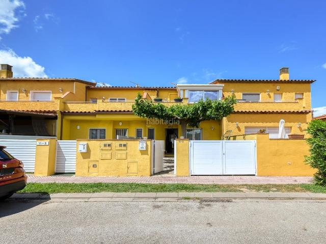 Casa adosada en venta en Torroella de Fluvià. Preciosa casa adosada amueblada con 3 terrazas y vistas a zona verde en Torroella de Fluviá. Casas adosadas Torroella de.