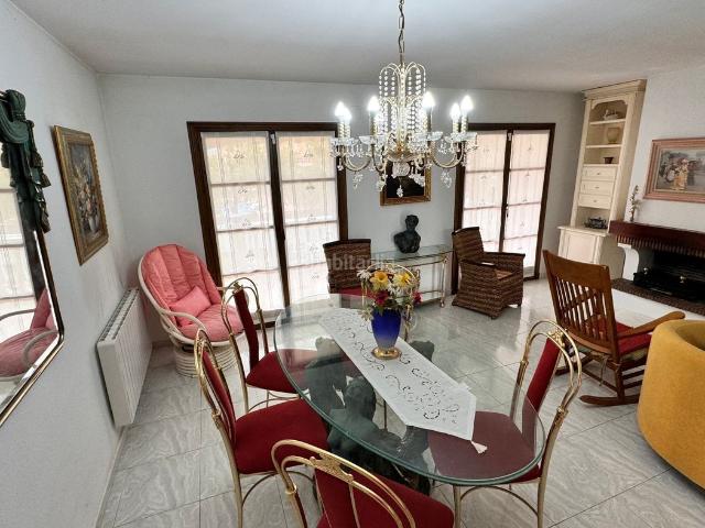 Casa adosada en venta en Torredembarra, Sant Jordi Costa Dorada. Chalet adosado con jardín y piscina comunitaria en la parte alta de Sant Jordi. Casas adosadas.