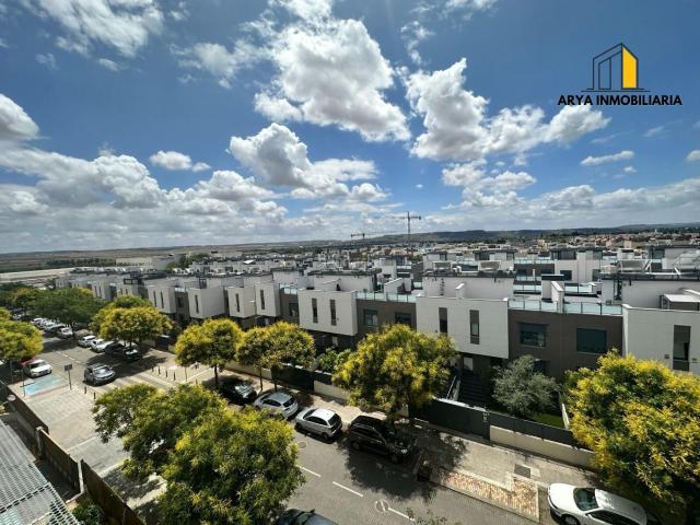 Casa adosada en venta en Torrejón de Ardoz, Soto de Henares. Amplio Adosado en Torrejón de Ardoz con Piscina y Excelentes Comodidades. Casas adosadas Torrejón de.
