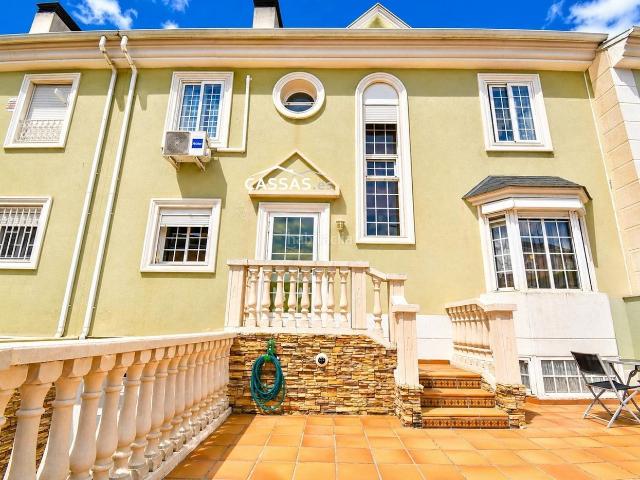 Casa adosada en venta en Torrejón de Ardoz, Parque Cataluña. Chalet en TORRENIEVE 4 habitaciones, 4 baños, garaje y piscina comunitaria. Porche y jardin 120 m2 aprox. Casas adosadas Torrejón de.