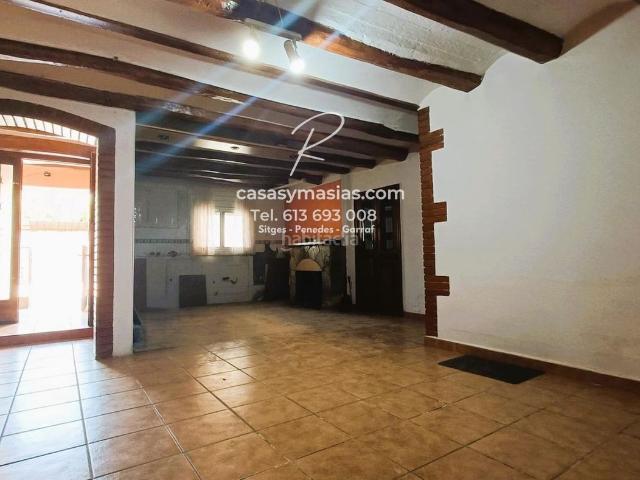 Casa adosada en venta en Torrelavit. Autenticidad, historia y potencial en el corazón del Penedès!. Casas adosadas.