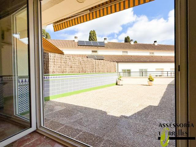 Casa adosada en venta en Torrelles de Llobregat. EN EL CENTRO DEL PUEBLO. Casas adosadas Torrelles de.