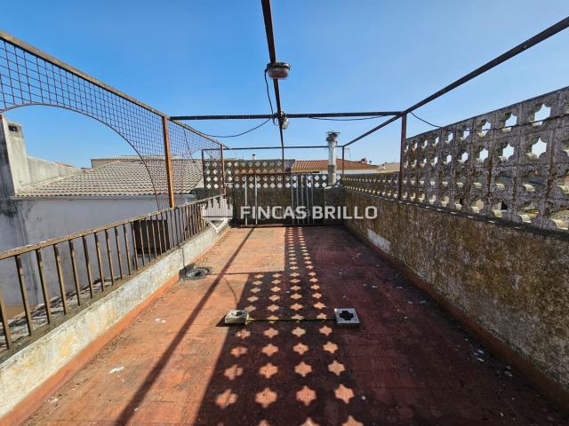 Casa adosada en venta en Torreorgaz. Vivienda dúplex en venta en Torreorgaz Cáceres Amplias posibilidades de reforma. Casas adosadas.