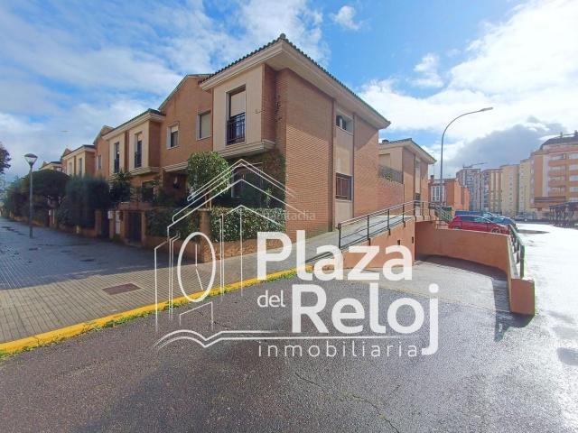 Casa adosada en venta en Talavera de la Reina, El Pilar La Estación. SE VENDE CHALET ADOSADO EN CALLE JARDINES. Casas adosadas Talavera de la.