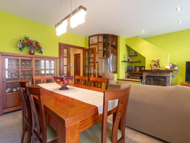 Casa adosada en venta en Taradell. Casa de 5 habitacions amb jardí de 54 m², garatge i llar de foc Taradell. Casas adosadas.
