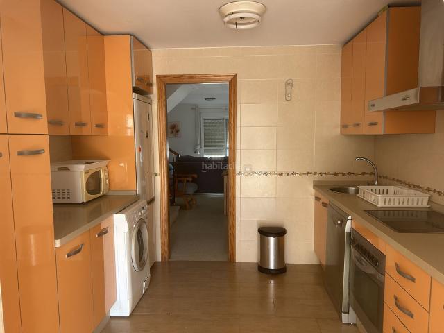 Casa adosada en venta en Tarifa, Tarifa Ciudad. Se vende luminoso adosado con dos terrazas y garaje. Casas adosadas.