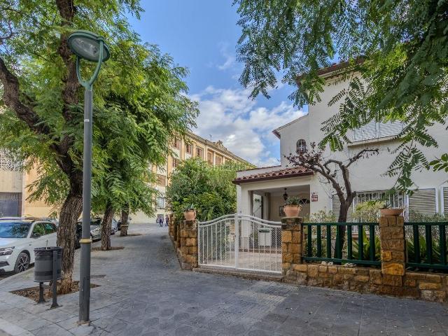 Casa adosada en venta en Tarragona, Nou Eixample Nord Costa Dorada. Casa con jardín y ascensor privado en el centro de Tarragona, chalets de La Salle. Casas adosadas.