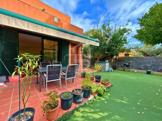 Casa adosada en venta en Tarragona, La Mora Costa Dorada. ADOSADO CON JARDIN PRIVADO Y ZONA COMUNITARIA CON PISCINA. Casas adosadas.