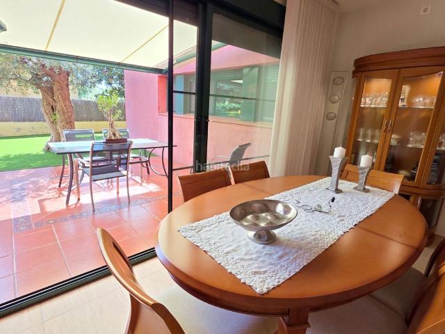 Casa adosada en venta en Tarragona, La Mora Costa Dorada. Espectacular adosado de 4 habitaciones con jardín privado y vistas al mar en Cala Tamarit, Tarragona. Casas adosadas.