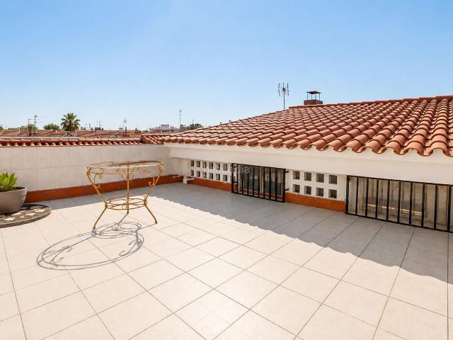 Casa adosada en venta en Tarragona, Sant Salvador Costa Dorada. Casa reformada de 135 m2 con terraza y solárium lista para entrar a vivir. Casas adosadas.