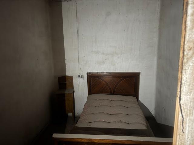 Casa adosada en venta en Tàrrega. Casa de piedra esquinera para reformar, a 5 minutos del centro. Casas adosadas.