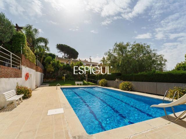 Casa adosada en venta en Teià. Amplia casa esquinera con vistas al mar y piscina comunitaria en Teià. Casas adosadas.