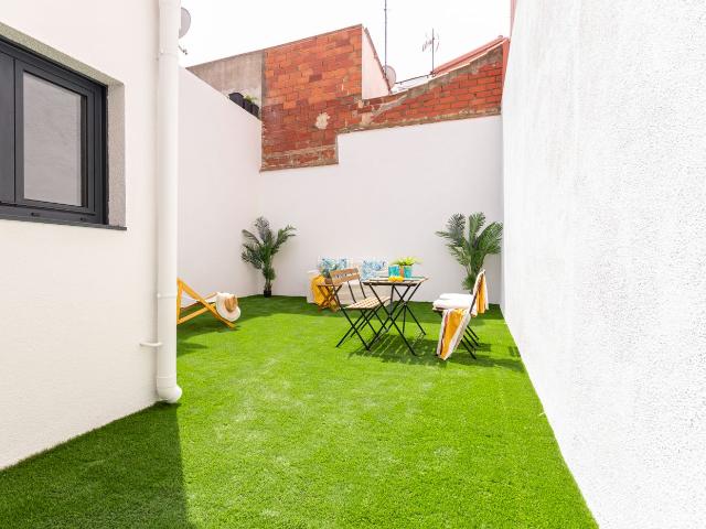 Casa adosada en venta en Terrassa, Ca n'Anglada. Chalet pareado totalmente reformado con patio privado. Casas adosadas.