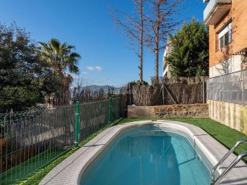 Casa adosada en venta en Terrassa, Can Palet de Vista Alegre. ACOGEDORA CASA ADOSADA. MUY LUMINOSA. PISCINA Y BARBACOA. Casas adosadas.