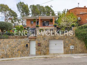 Casa adosada en venta en Terrassa, Can Parellada. Espectacular casa con piscina y zona de barbacoa en Terrassa. Casas adosadas.