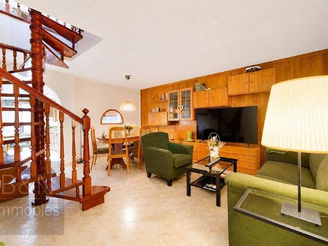 Casa adosada en venta en calle Del Canigó, Terrassa, de 144 m² 6 habitaciones por 379.000