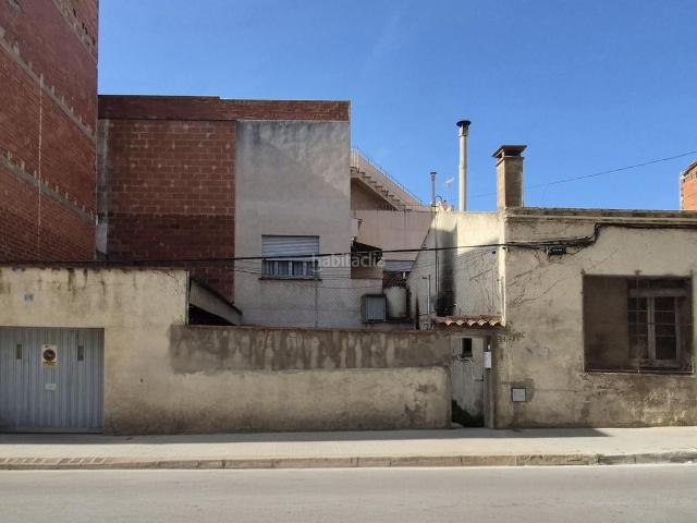 Casa adosada en venta en Terrassa, La Cogullada. SOLAR AMB 2 PETITES CONSTRUCCIONS AUXILIARS PER REHABILITAR COMPLETAMENT AL CARRER LINNE TOCANT LA RAMBLETA. Casas adosadas.