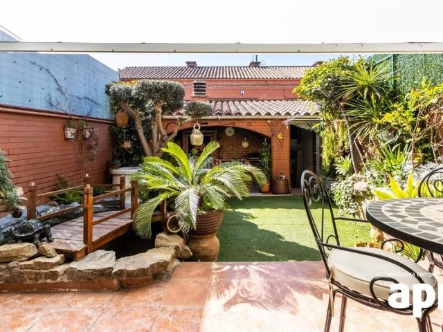Casa adosada en venta en Terrassa, Les Arenes La Grípia Can Montllor. CASA ADOSSADA AMB GARATGE I JARDÍ A TERRASSA. Casas adosadas.
