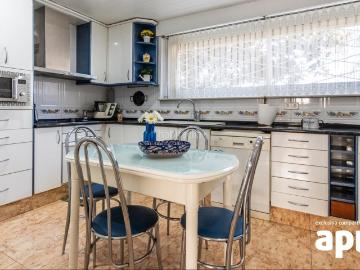 Casa adosada en venta en Terrassa, Les Arenes La Grípia Can Montllor. CASA DE 4 HABITACIONES, CON JARDÍN Y GARAJE. Casas adosadas.