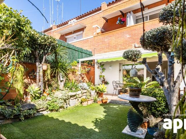 Casa adosada en venta en Terrassa, Les Arenes La Grípia Can Montllor. CASA DE 4 HABITACIONES, CON JARDÍN Y GARAJE. Casas adosadas.