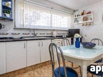 Casa adosada en venta en Terrassa, Les Arenes La Grípia Can Montllor. FALGUERAS IMMOBILIARIA VENDE CASA UNIFAMILIAR CON JARDIN Y GARAJE PROVADO EN LA GRIPIA. Casas adosadas.