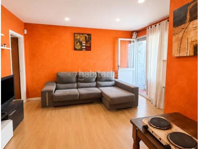 Casa adosada en venta en Terrassa, Poble Nou. Casa adosada con dos viviendas independientes y gran potencial en Terrassa. Casas adosadas.