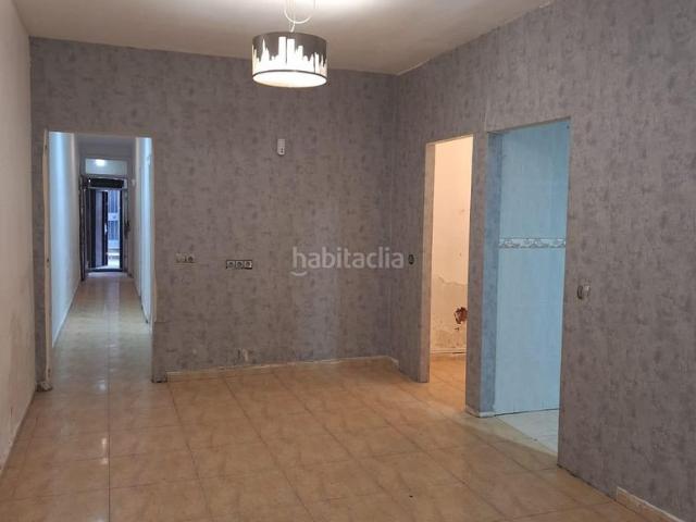 Casa adosada en venta en Terrassa, Poble Nou. Casa para dejar a su gusto. Casas adosadas.