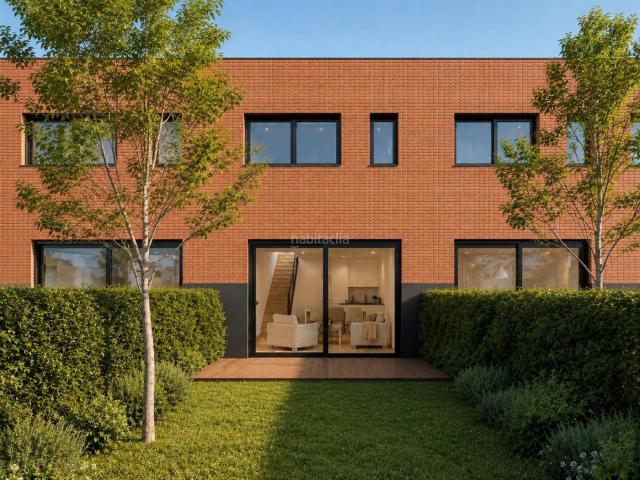 Casa adosada en venta en Terrassa, Poble Nou. PROMOCIÓN DE 3 CASAS DE 3 HABITACIONES CON GARAJE Y PATIO DE 47M EN POBLENOU. Casas adosadas.