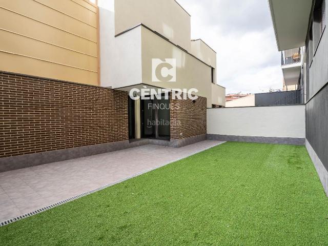 Casa adosada en venta en Terrassa, Vallparadís Antic Poble de Sant Pere. Pearson, obra nueva en Terrassa. Casas adosadas.