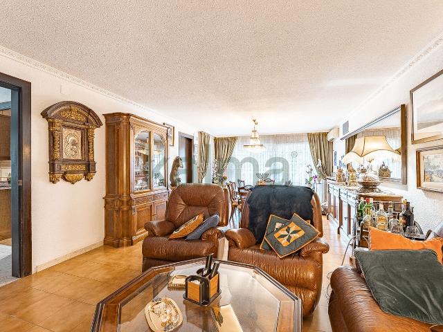 Casa adosada en venta en Terrassa, Zona Esportiva. NUDA PROPIEDAD en venta en Calle Maestrat. Casas adosadas.