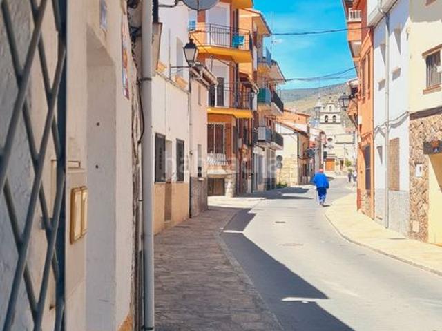 Casa adosada en venta en Tiemblo El. CASA DE PUEBLO 2 PLANTAS + TEJADO NUEVO, BUHARDILLA, ALARMA. Casas adosadas Tiemblo.