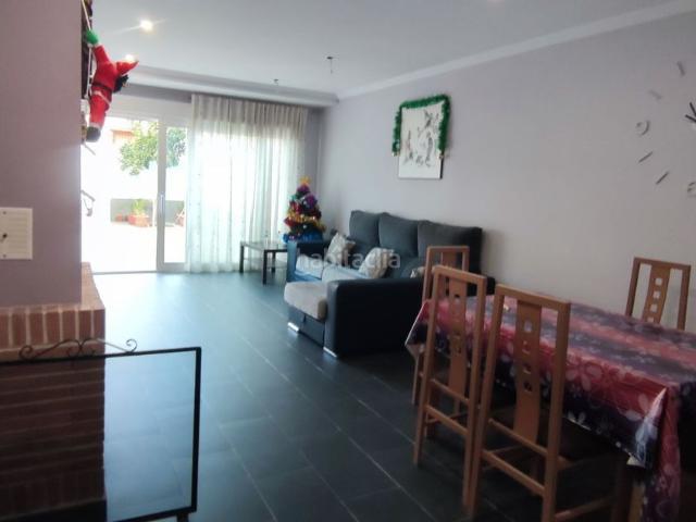 Casa adosada en venta en Tiemblo El. ESPECTACULAR VIVIENDA EN PLENO CENTRO DE EL TIEMBLO, ÁVILA. Casas adosadas Tiemblo.