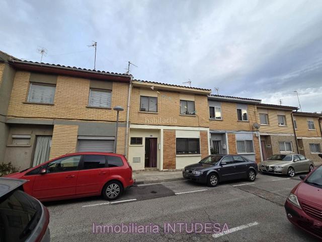Casa adosada en venta en Tudela, Lourdes. EN VENTA CASA DE CUATRO DORMITORIOS Y UN BAÑO EN TUDELA. Casas adosadas.