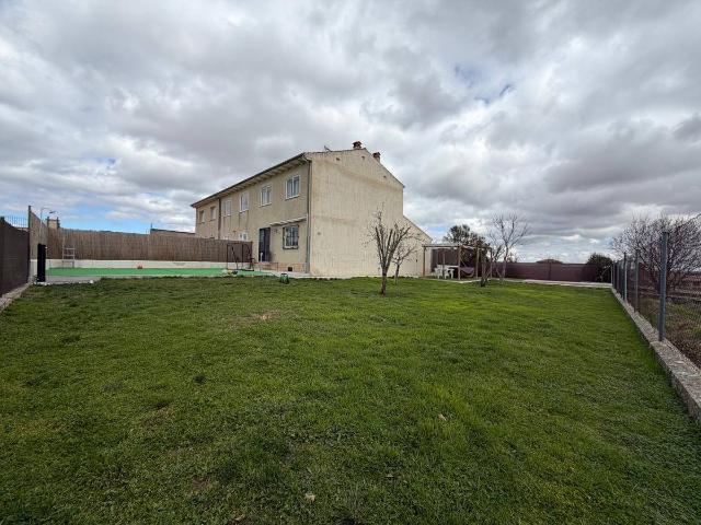 Casa adosada en Venta en Urueñas