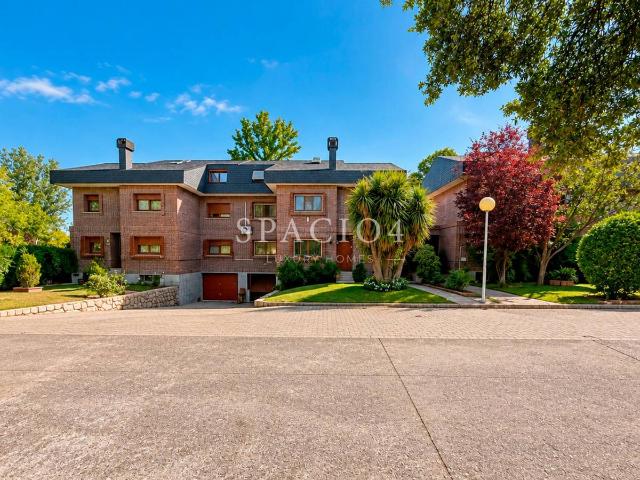 Casa adosada en Venta en Urbanización Este Montepríncipe