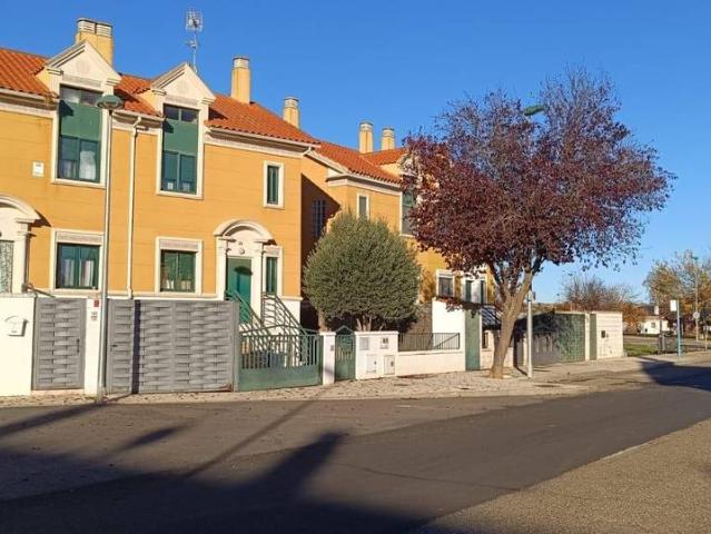 Casa adosada en Venta en Urbanización Siglo XXI Carretera de Villalpando