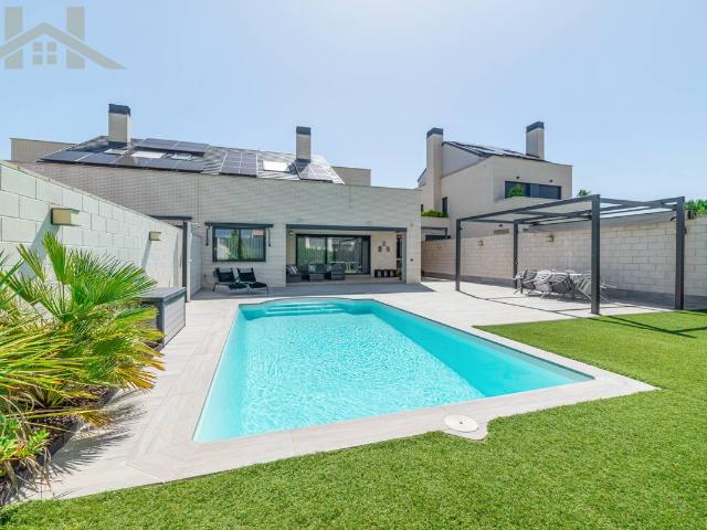 Casa adosada en Venta en Urbanizaciones