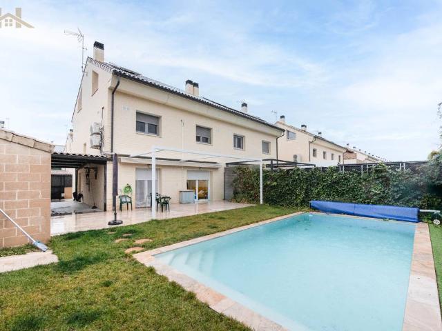Casa adosada en Venta en Urbanizaciones