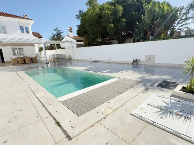Casa adosada en Venta en Urbasur