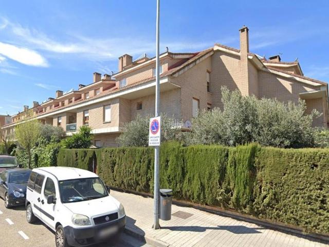 Casa adosada en venta en Utebo. Venta sin Posesión. Casas adosadas.