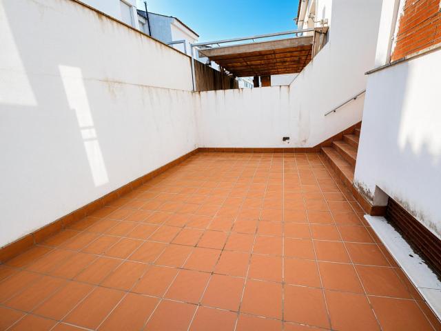 Casa adosada en venta en Utrera – 4 dormitorios, sótano y amplio espacio familiar