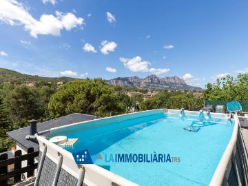 Casa adosada en venta en Vacarisses. Disfruta de estas vistas magníficas en un entorno natural privilegiado y déjate seducir por la tranquilidad de vivir en un entorno. Casas adosadas.