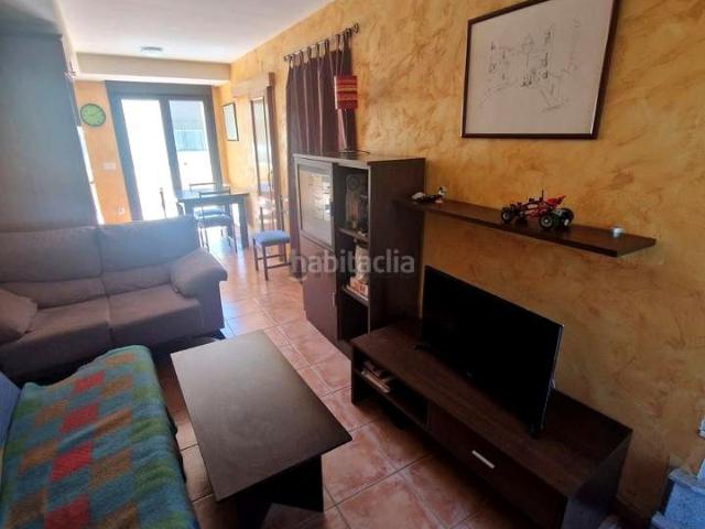 Casa adosada en venta en Valdelinares. Adosado en venta en Valdelinares con vistas, amueblado y garaje cerrado. Casas adosadas.