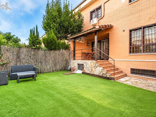Casa adosada en venta en Valdemoro, Restón I Restón II. Amplio y luminoso chalet adosado de 4 habitaciones en la zona del Restón en Valdemoro. Casas adosadas.