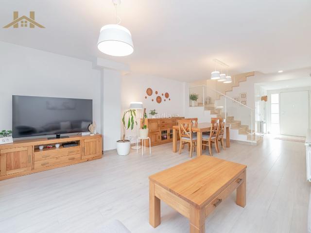 Casa adosada en venta en Valdemoro, Restón I Restón II. Chalet premium de 4 dormitorios y 4 baños en Restón, Valdemoro. Casas adosadas.