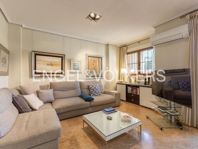 Casa adosada en venta en Valencia, Beniferri. Elegante unifamiliar en residencial en Beniferri. Casas adosadas.