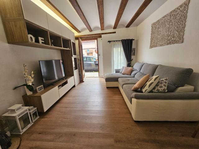 Casa adosada en venta en Valencia, El Cabanyal El Canyamelar. Casa típica del Cabanyal reformada, a 5 min de la playa y aun paso de la universidad. Casas adosadas.