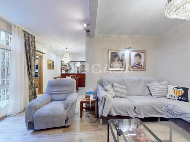Casa adosada en venta en Valencia, El Cabanyal El Canyamelar. Chalet pareado en venta en Calle del Progrés. Casas adosadas.