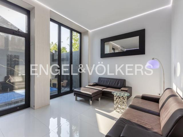 Casa adosada en venta en Valencia, La Punta. Exclusiva casa independiente con reforma TOP a 3 min del Real Club Náutico. Casas adosadas.
