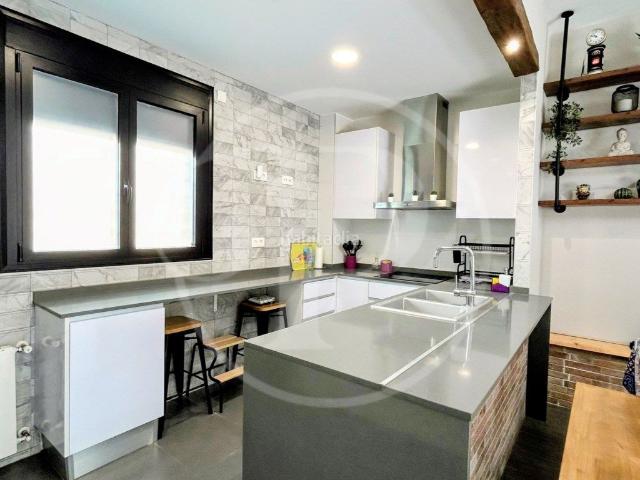 Casa adosada en venta en Valencia, Nou Benicalap. Adosado moderno con piscina, terrazas y placas solares en Benicalap. Casas adosadas.